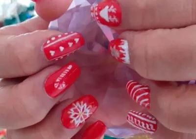 Decoración uñas rojas fiestas navidad nieve Reus