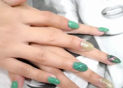 decoraciónd e uñas en verde Reus